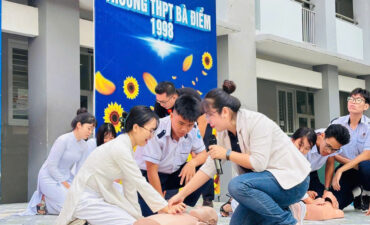  Tập huấn “Kỹ năng Hồi sinh tim phổi và Sơ cấp cứu ban đầu” tại Trường THPT Bà Điểm