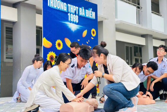 Tập huấn “Kỹ năng Hồi sinh tim phổi và Sơ cấp cứu ban đầu” tại Trường THPT Bà Điểm